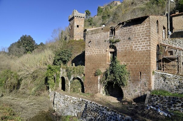 037 Blera frantoio e torre medievale.JPG