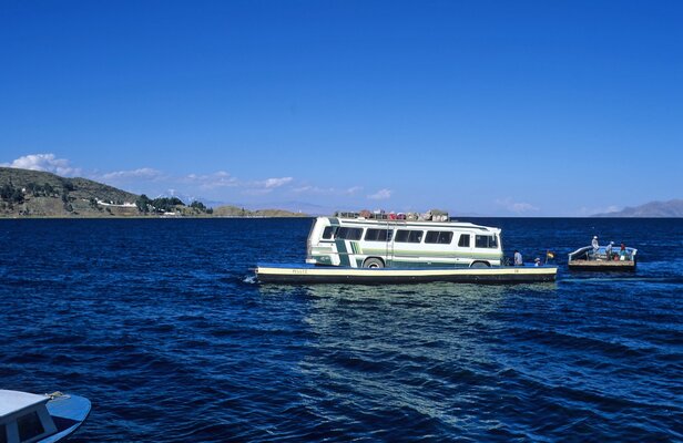 43 017 Bolivia Copacabana lago Titicaca bus.jpg