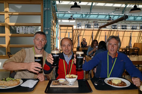 382 Dublino Guinness noi.JPG